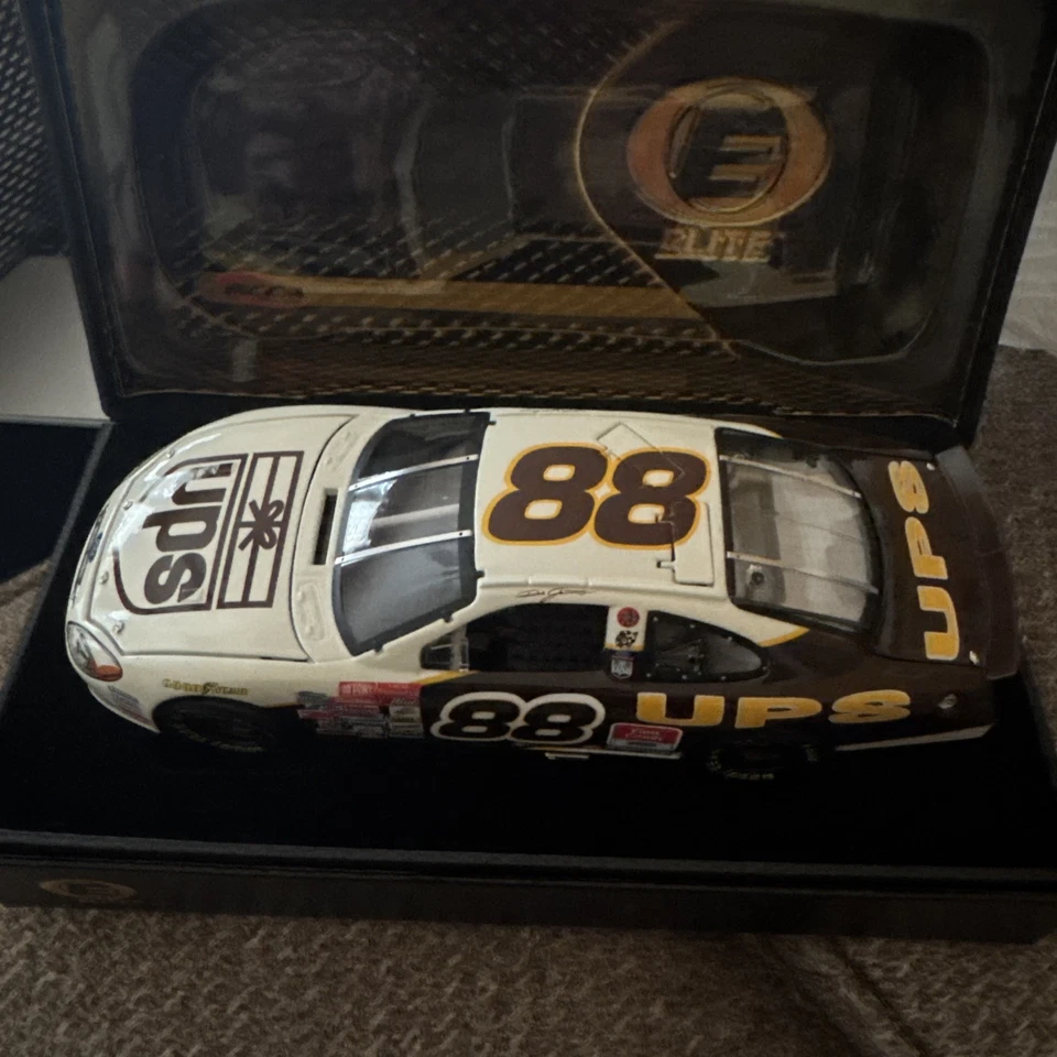 Dale Jarrett 2001 #88 UPS Action Elite 1/3204 Foto 1 de 4