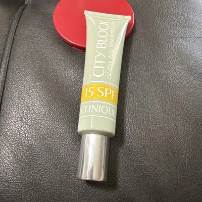 Protector facial diario sin aceite Clinique SUPER CITY BLOCK 15 FPS 1,4 oz Foto 1 de 4