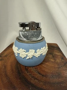 Encendedor de mesa de colección Wedgwood azul jaspe blanco hojas de uva Inglaterra - Imagen 1 de 4
