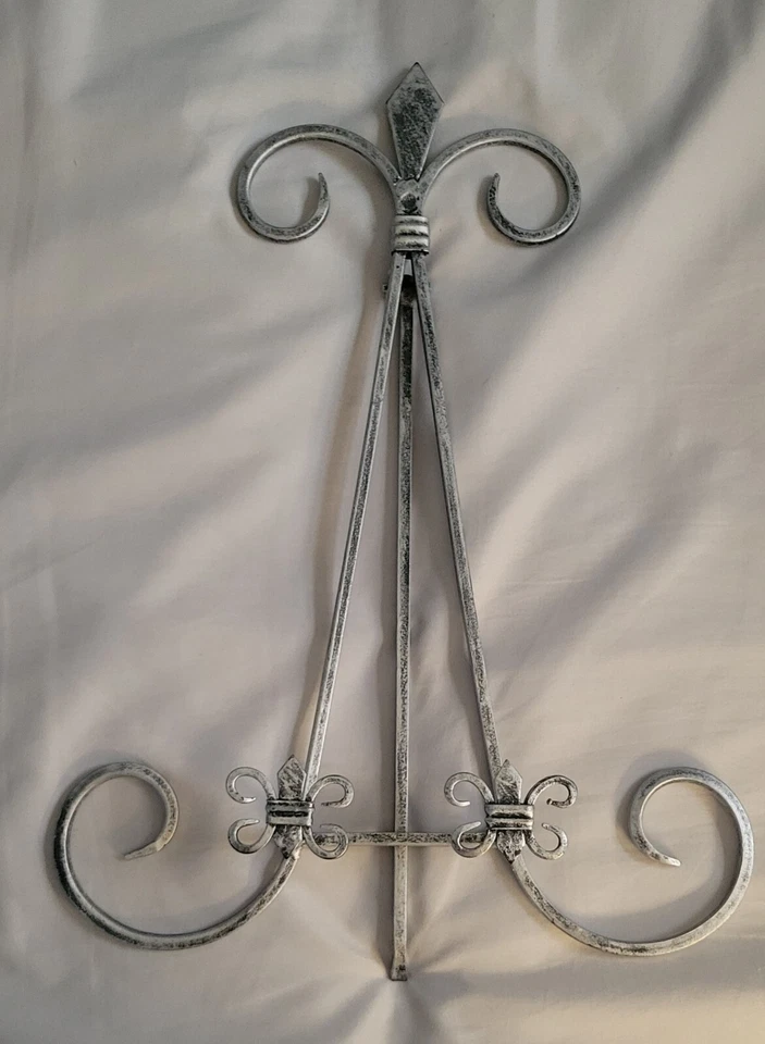 Caballete de mesa de metal Fleur de Lis color plata placa/soporte de exhibición de imágenes Foto 1 de 4