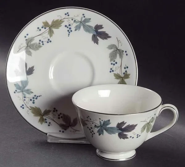 Taza y platillo con patas Royal Doulton Borgoña, borde de platino, vid azul/verde Foto 1 de 1