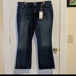 NEW  Levi's  Women's 515 Boot Cut  Distressed Jeans  Size 16s - Picture 1 of 4