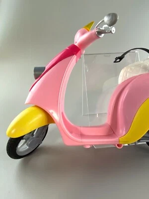 Barbie scooter ciclomotor Vespa 2011 Mattel rosa amarillo almacenamiento, cinturón de seguridad y espejo  Foto 1 de 4