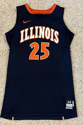 Camiseta deportiva de baloncesto usada de la Universidad de Illinois Fighting Illini Team emitida en el juego Foto 1 de 4