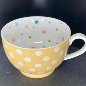 Matilda Jane - Taza de lunares amarillos con patrón de estrellas en el interior - 20 OZ - Imagen 1 de 7
