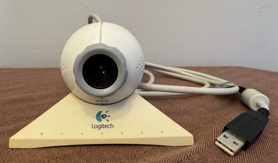 UNTESTED Vintage Logitech Quickcam USB Webcam 2000s Computer Camera Base and CD - Image 1 of 4