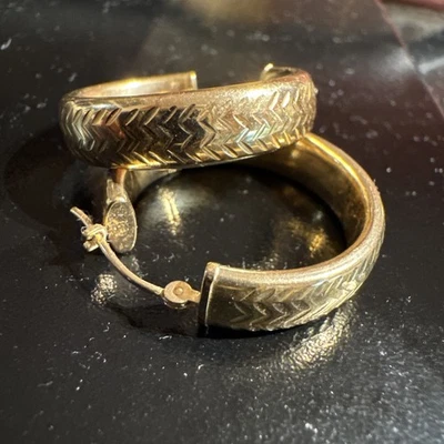 Pendientes perforados vintage de aro de oro amarillo de 14k 2,8 gramos con sello de espiga Foto 1 de 4