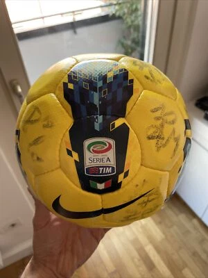 Pallone Serie A 2011/12 Ufficiale E autografato Dai Principali Giocatori Serie A - Immagine 1 di 4
