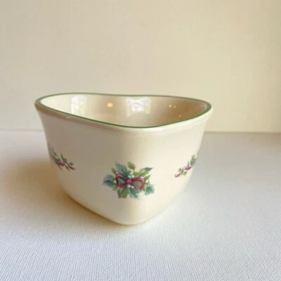 Pfaltzgraff Holly Joy de colección pequeño plato de natillas en forma de corazón con cinta de frutas Foto 1 de 4