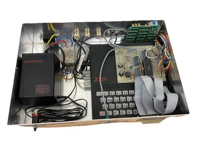 Sinclair ZX81 + FUENTE DE ALIMENTACIÓN en estuche de transporte de metal paquete de computadora doméstica vintage Foto 1 de 4