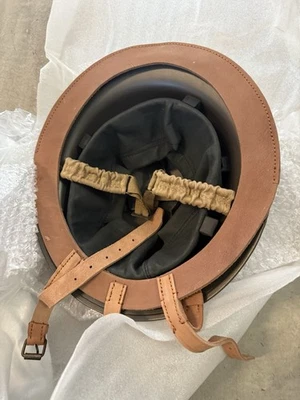 ВОЕННЫЙ ВТОРОЙ МИРОВОЙ ВОЙНЫ БРИТАНСКОЙ АРМИИ BRODIE TOMMY СТАЛЬНОЙ ШЛЕМ С КОЖАНЫМ ЧЕХЛОМ КОМПЛЕКТ - Изображение 1 из 3