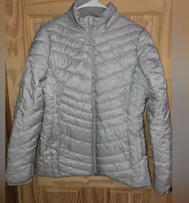 Chaqueta acolchada gris pequeña para mujer Foto 1 de 3