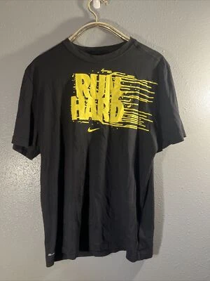 Camisa Nike XL masculina corrida hard dri fit preta gráfica manga curta gola redonda - Imagem 1 de 3