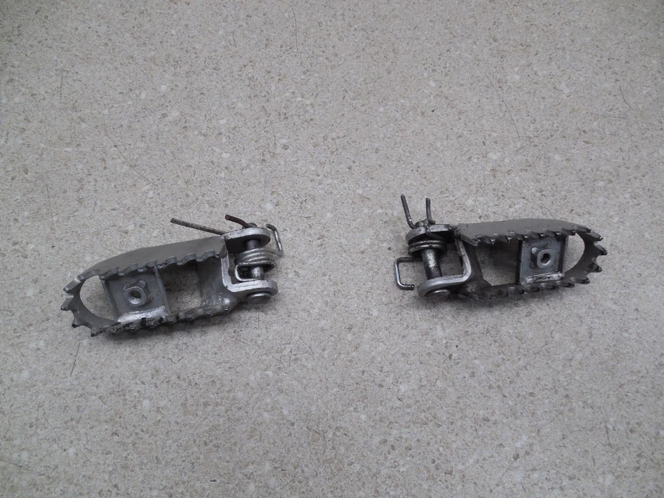 09 Kawasaki KLX250SF KLX250W ESTRIBERAS IZQUIERDA DERECHA EMPUÑADURAS REPOSAPIÉS Foto 1 de 1