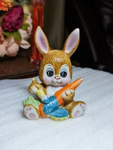 Figura ceramica carota dipinto coniglietto Russ Berries Co. vintage 4,25" #1048 Pasqua - Foto 1 di 8