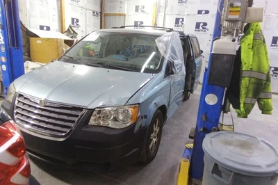 Chrysler Town and Country transmisión automática OEM 139 k millas (LKQ ~ 438002342) Foto 1 de 4