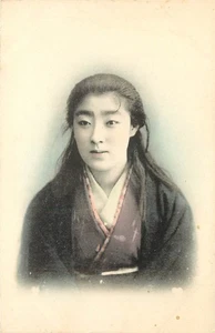Handkolorierte Postkarte japanische junge Frau mit langen Haaren unten, Gewand über Kimono - Bild 1 von 2