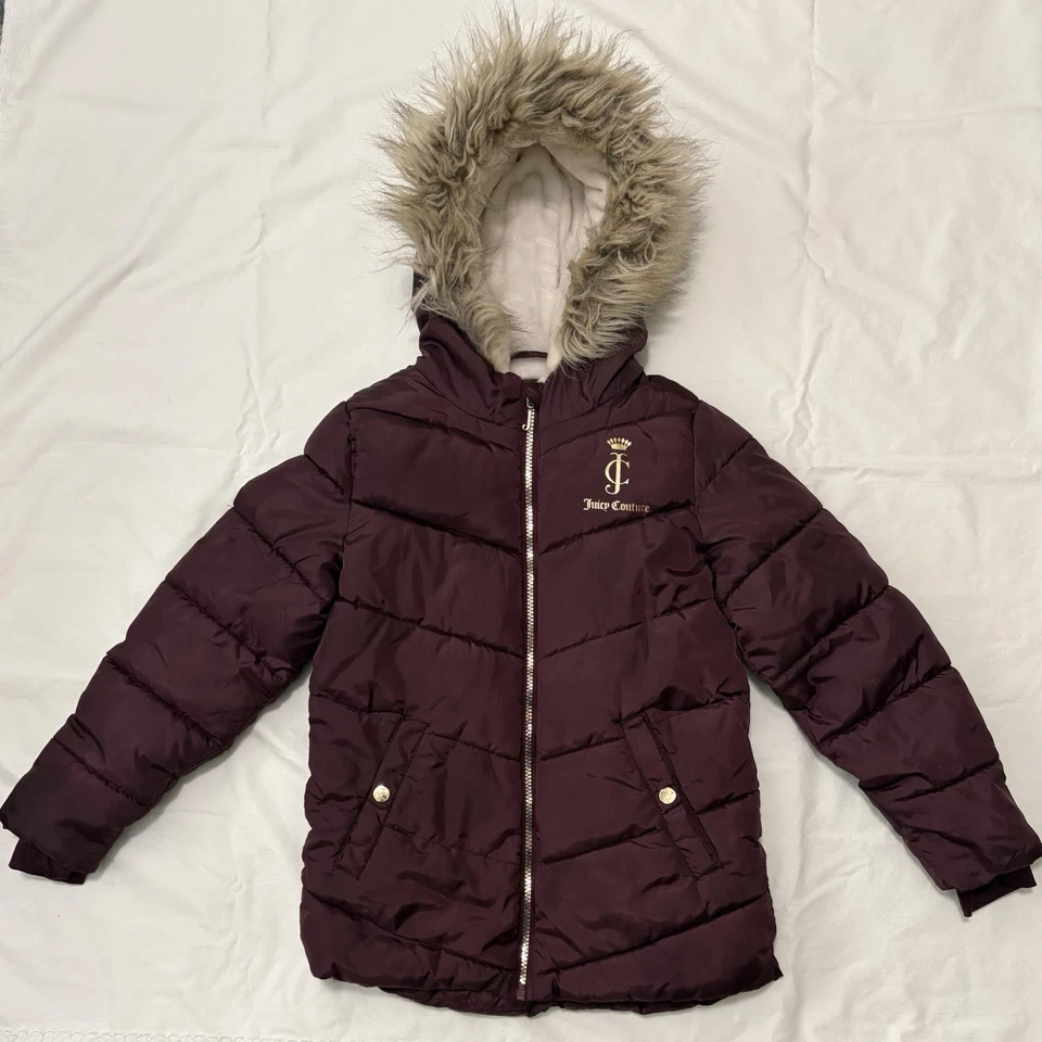 Abrigo acolchado Juicy Couture capucha de piel sintética granate niñas pequeño 7/8 bolsillos Foto 1 de 4