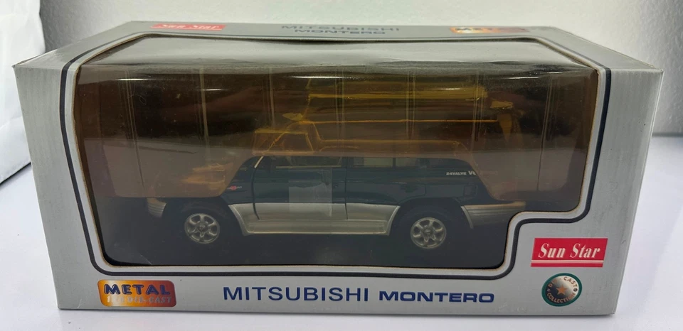 1/18 PAJERO MITSUBISHI Montero American Green-blue UNDISPLAYED Made by SUNSTAR