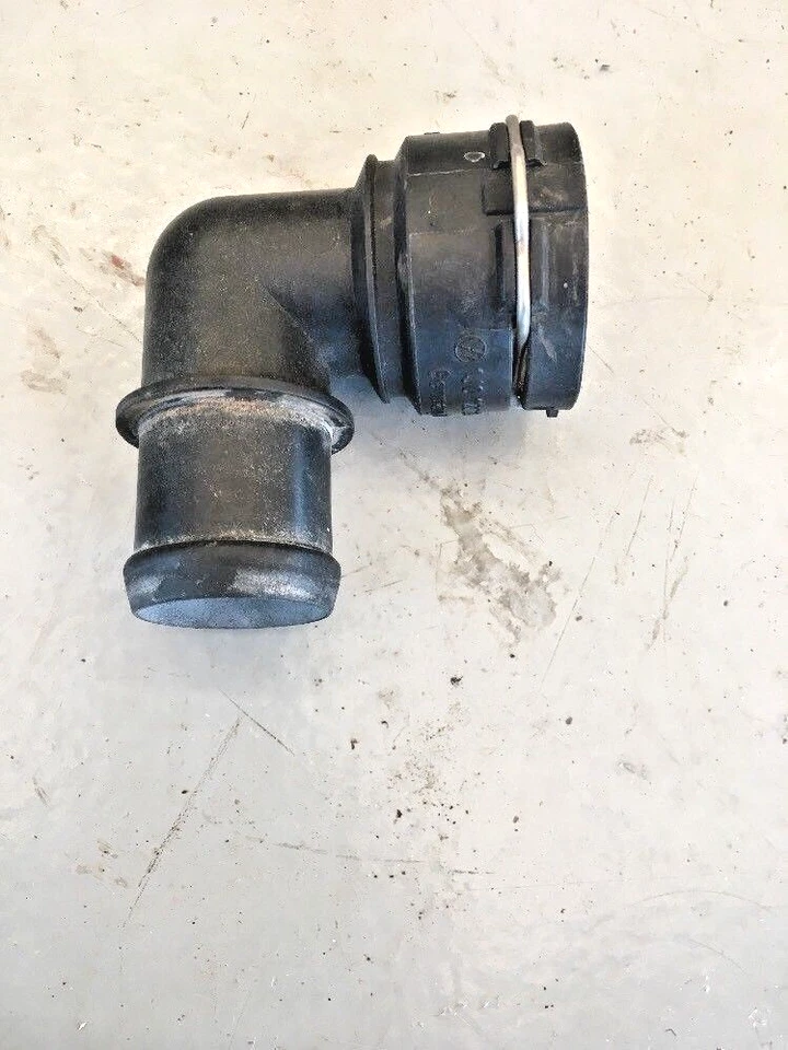 Conector de brida de manguera de refrigerante Volkswagen Beetle/Golf 2004-2006 1J0122291G Foto 1 de 4