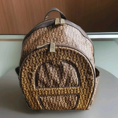 Mochila Etienne Aigner marrón con monograma Foto 1 de 4