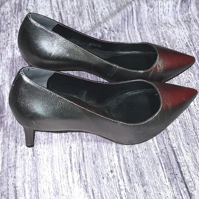 Zapatos de salón de vestir Via Spiga para mujer punta tacón de gatito, plateados metálicos, elegantes Foto 1 de 4