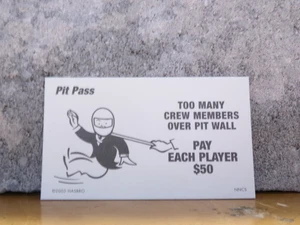 TARJETA MONOPOLY NASCAR NEXTEL CUP SERIES PIT PASS DEMASIADOS MIEMBROS DE LA TRIPULACIÓN PIT WALL - Imagen 1 de 2