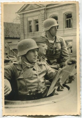 FOTO DE ARCHIVO ALEMANA DE LA SEGUNDA GUERRA MUNDIAL: VEHÍCULO BLINDADO WEHRMACHT CON TRIPULACIÓN A BORDO Foto 1 de 4