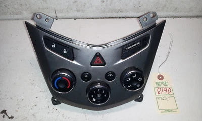 Chevrolet Sonic 2014 control de clima sin asientos térmicos OEM 95282239 #8190 Foto 1 de 4