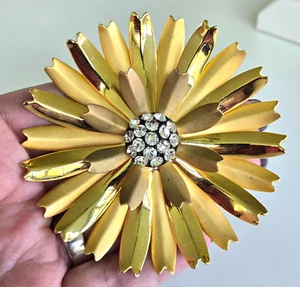 Vintage Big Clear Rhinestone Daisy Flower Matte & Smooth Gold Tone Pin 3.75" - Picture 1 of 6