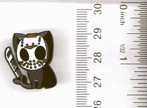 Alfiler de esmalte de machete para gato Jason Voorhees NUEVO - Imagen 1 de 1