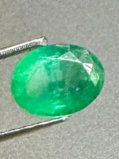 7x5.2x3.8mm 0.91ct Beauty Green Emerald Oval Cut Loose Gemstone - Image 1 of 4