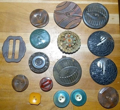 Antique Vintage Buttons 16 In Lot. Some Very Large - Image 1 of 4