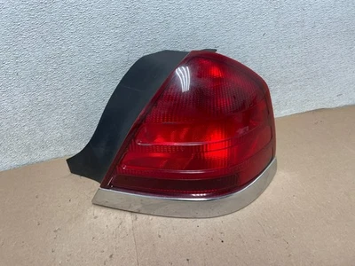 Luz trasera lateral derecha Ford Crown Victoria 1998-2003 pasajero OEM Q4323 DW Foto 1 de 4