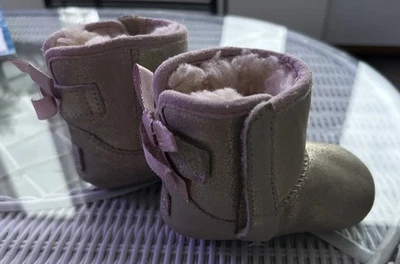 婴幼儿女孩 UGG Jesse Bow Ii 金属靴,尺寸 2/3 M - 金属色 — 第 1/4 张图片