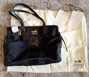 Neu Coach schwarz Stoff Lackleder elegante Handtasche Tasche Beuteltasche Schulter Doppelriemen - Bild 1 von 24