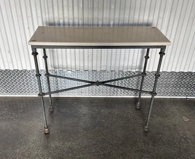 MESA CONSOLA DE HIERRO ESTILO GIACOMETTI DE MEDIADOS DE SIGLO CON TAPA DE MÁRMOL Foto 1 de 4