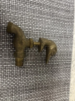 Grifo de agua decorativo con forma de cabeza de pato de latón vintage. Foto 1 de 4