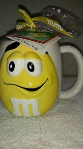 Taza de café redonda elevada en 3D cerámica con carácter amarillo blanca de gran tamaño de M&M's - Imagen 1 de 5