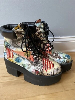 Botas de plataforma con estampado de collage británico Shoe Republic talla 8? Leer Foto 1 de 4