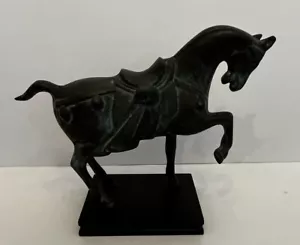 Statua scultura stile dinastia Tang cavallo guerra cinese vintage bronzo supporto legno - Foto 1 di 9