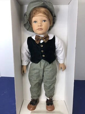 "Muñeca Heidi Ott 18"" Swiss Boy In Sunday Suit muñeca vinilo y tela morena sin usar, en caja #O" Foto 1 de 4