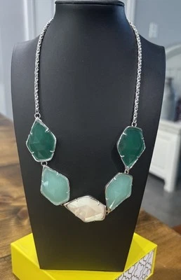 Collar Kendra Scott Connelly barra de colores plata desafío y esmeralda Foto 1 de 4