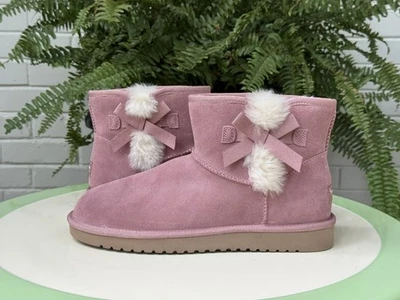 NUEVO Ugg Dusty Rose Talla 8 Rosa Gamuza Botines Detalle de Lazo Piel Blanca Interior Foto 1 de 4