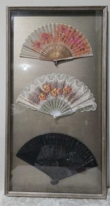 De colección Floral, Madre Perla, Encaje, Seda, Tela, Marco de Sombra Pintado a Mano 3 Abanicos - Imagen 1 de 13