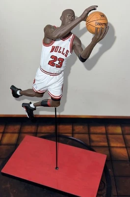 Upper Deck Pro Shots Michael Jordan 1991 NBA Finals Switch Hand Lay Up Figure - Image 1 of 4