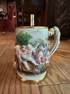 ANTIGUA TAZA JARRA PORCELANA CAPODIMONTE FIGURAS QUERUBINES ADORNO DORADO - Imagen 1 de 5
