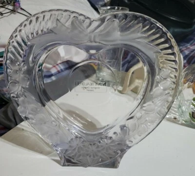 Hermoso marco de fotos floral esmerilado en forma de corazón de vidrio transparente para el hogar Foto 1 de 4