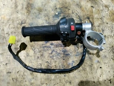 SUZUKI GSXR 600 GSXR 750 2004-2005 CLIP IZQUIERDO EN MANILLAR CON INTERRUPTORES Y PALANCA Foto 1 de 4