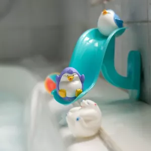 Juguete de baño Nuby Penguin Slide Squirt - Ayuda a desarrollar habilidades motoras - Divertido y colorido - Imagen 1 de 14
